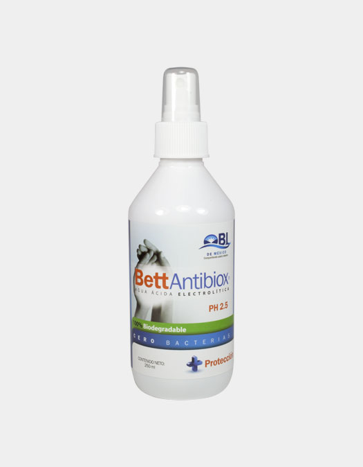 <strong>BettAntibiox</strong> tiene un gran contenido de electrolitos que la convierten en agua ácida electrolítica. Con un equilibrio perfecto del PH, ayudándonos a cuidar nuestra piel ante los agentes nocivos que nos pueden causar los agentes ambientales externos, como son las radiaciones UV del sol, el polvo y los múltiples contaminantes que circulan en nuestro alrededor.<br><br><strong>BettAntibiox</strong> actúa Por su campo eléctrico destruye, electrocutando a los virus, hongos y bacterias tan solo en 3 segundos, debido a que, por el grado de acidez que contiene desintegra a los microorganismos.<br>Por su acción rápida y poderosa, ayuda a cicatrizar y regenerar nuestras células de manera efectiva y es excelente para combatir bacterias y hongos que pueden colonizar nuestra piel y nuestras mucosas.<br>Actúa como analgésico, bactericida y antiséptico externo, por esta propiedad es muy recomendable para el uso de 